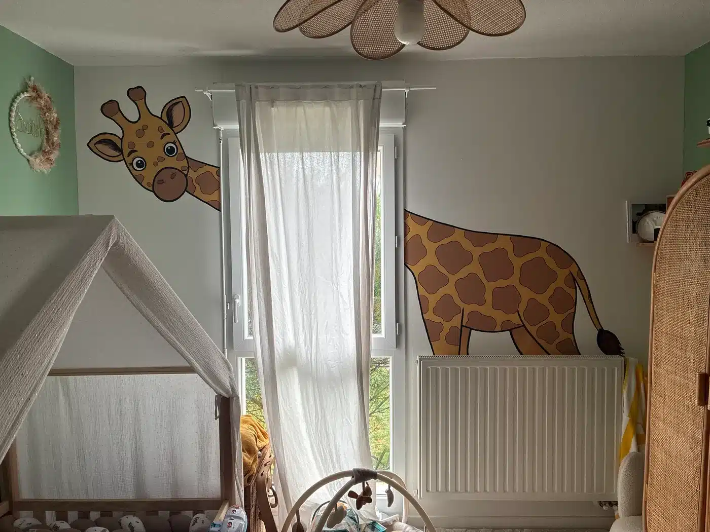 Fresque murale d'une girafe peinte dans une chambre d'enfant au Pays Basque