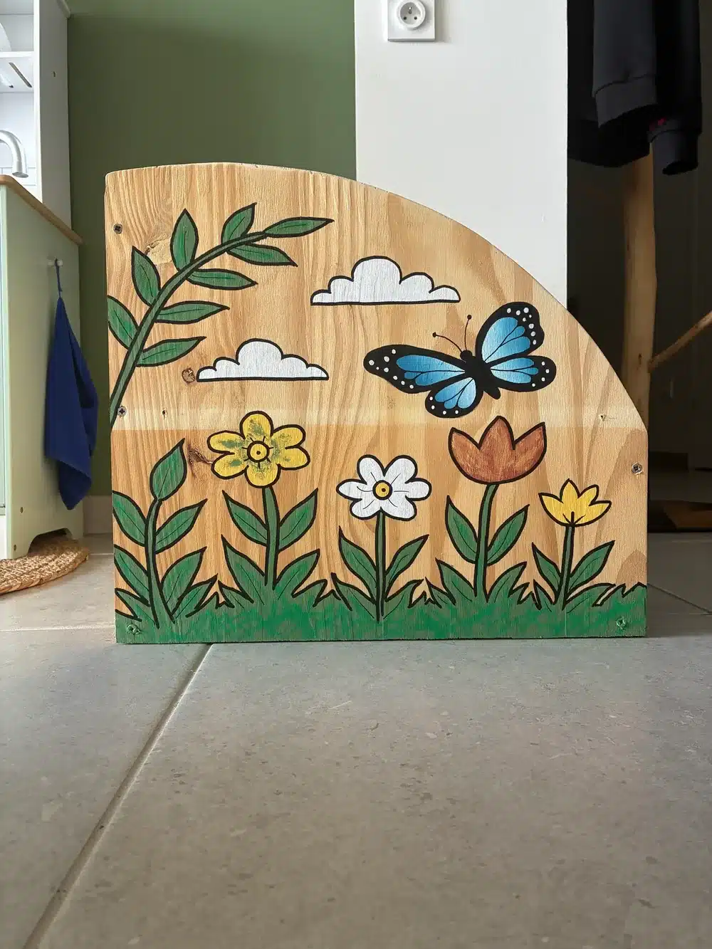 Mobilier en bois peint à la main avec un décor floral et un papillon