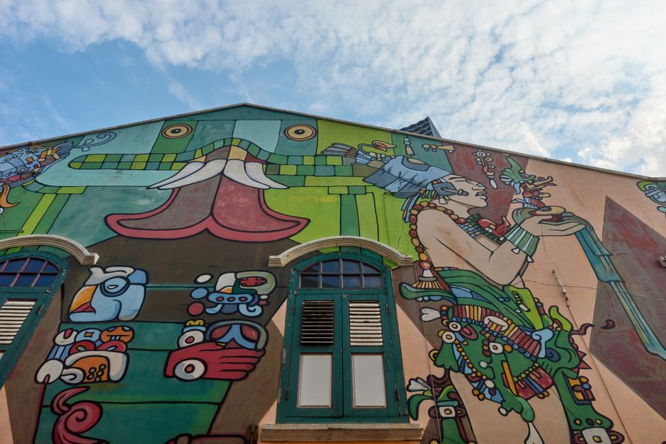 Exemple de grande fresque murale colorée peinte sur le pignon d'une façade extérieure